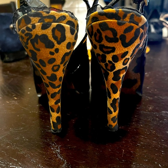 Bettie Page black patent peep-toe pumps, sz 6 - Picture 3 of 5